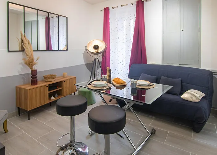 La Clemence - Netflix - Free Parking * Escales